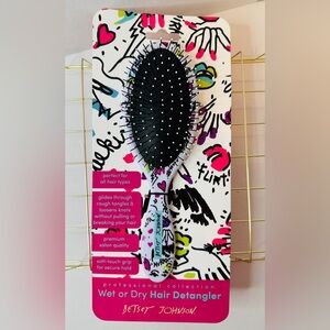 New Betsey Johnson Pro Collection Wet/Dry
Hair Detangler Brush